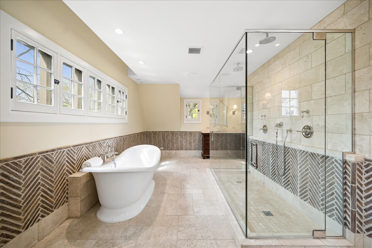 2448 Lincolnwood Drive