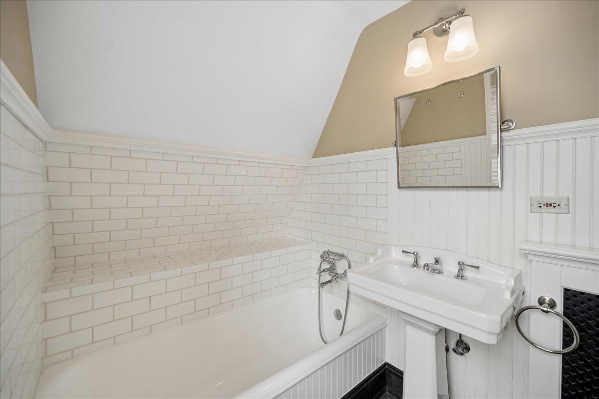 2448 Lincolnwood Drive