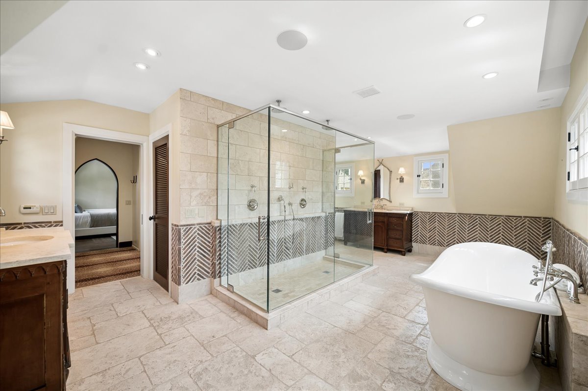 2448 Lincolnwood Drive