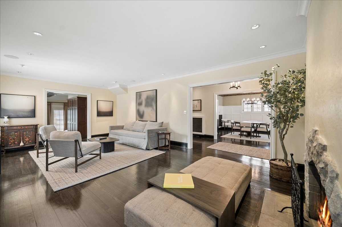 2448 Lincolnwood Drive