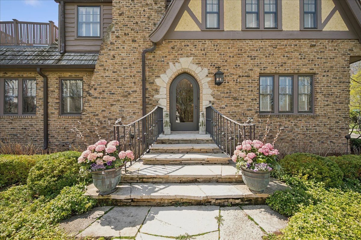 2448 Lincolnwood Drive