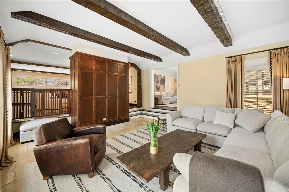2448 Lincolnwood Drive