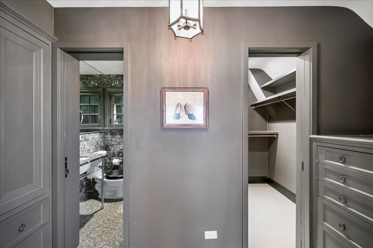 2448 Lincolnwood Drive