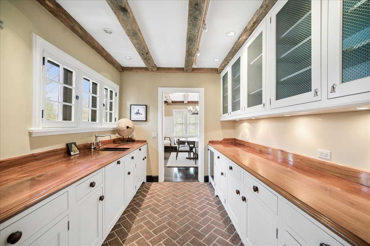 2448 Lincolnwood Drive