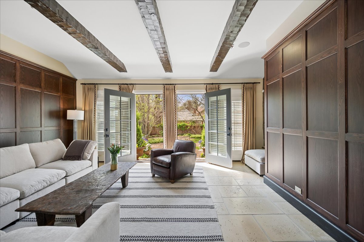 2448 Lincolnwood Drive