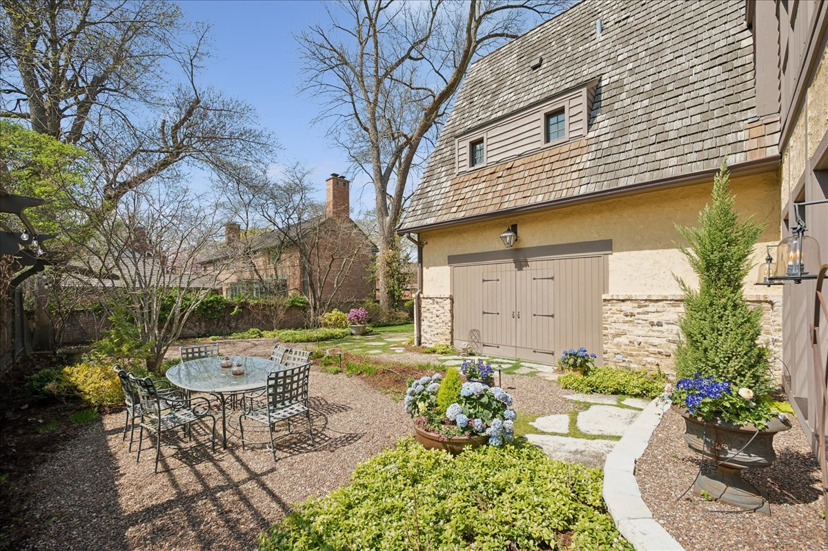 2448 Lincolnwood Drive