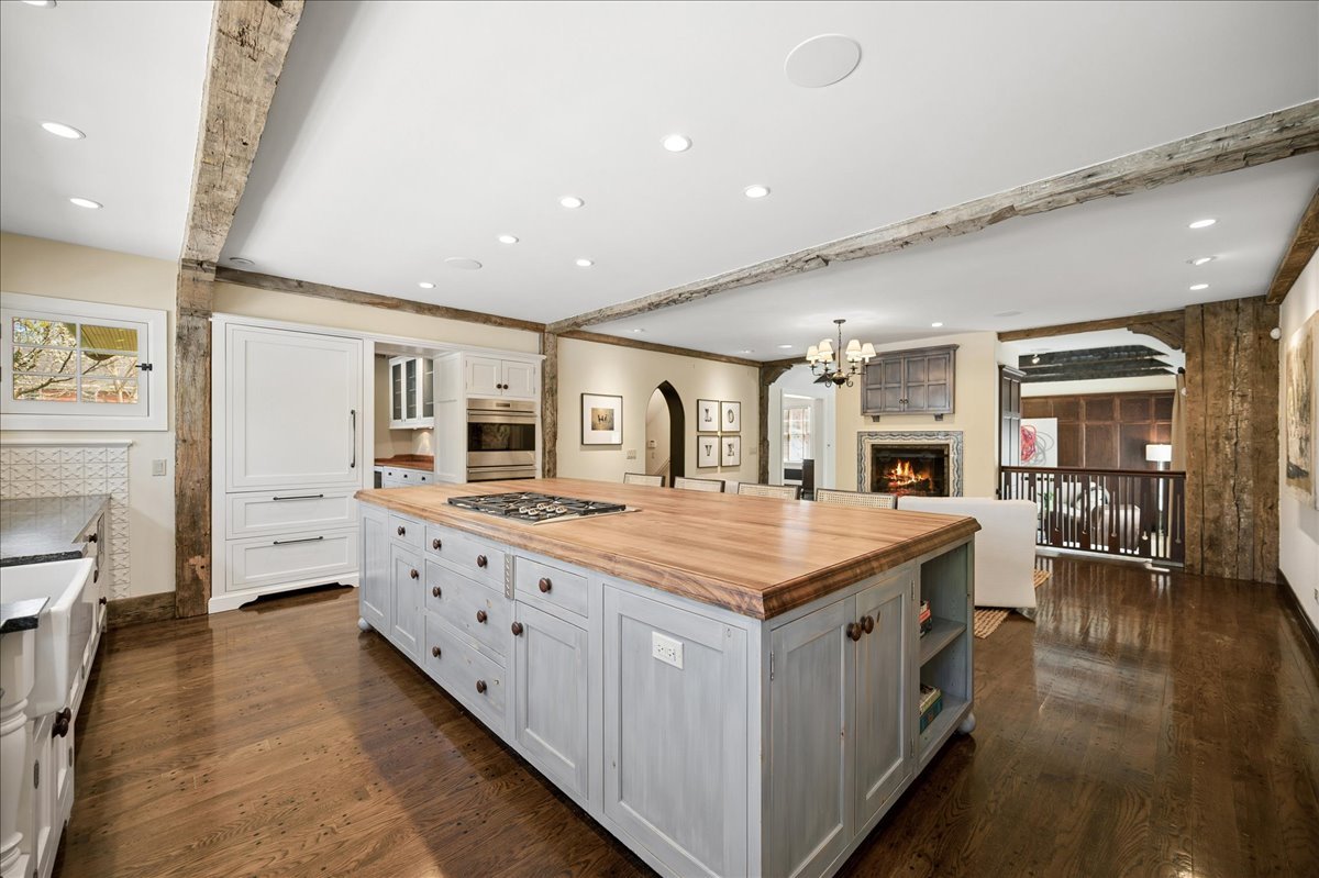 2448 Lincolnwood Drive