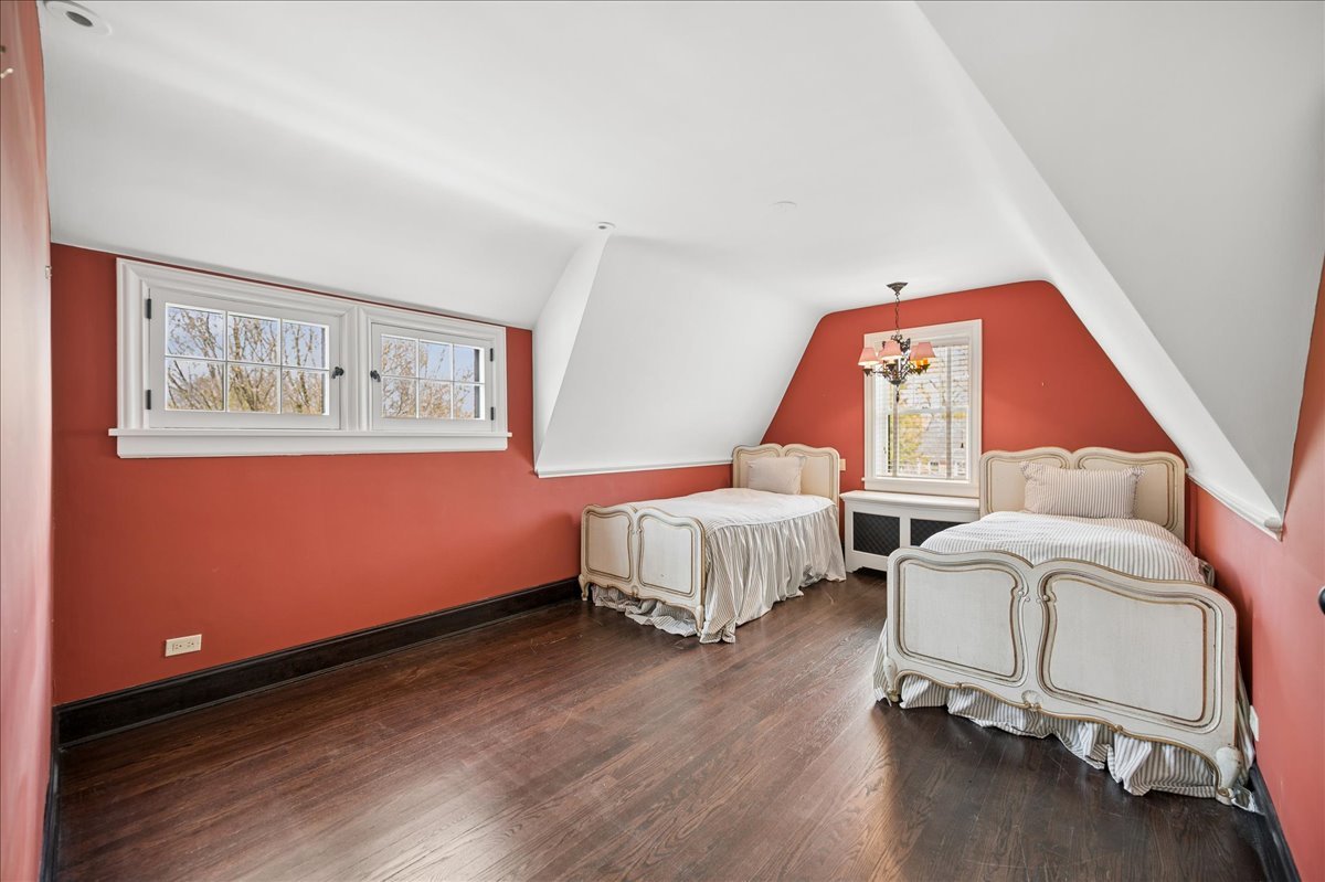 2448 Lincolnwood Drive