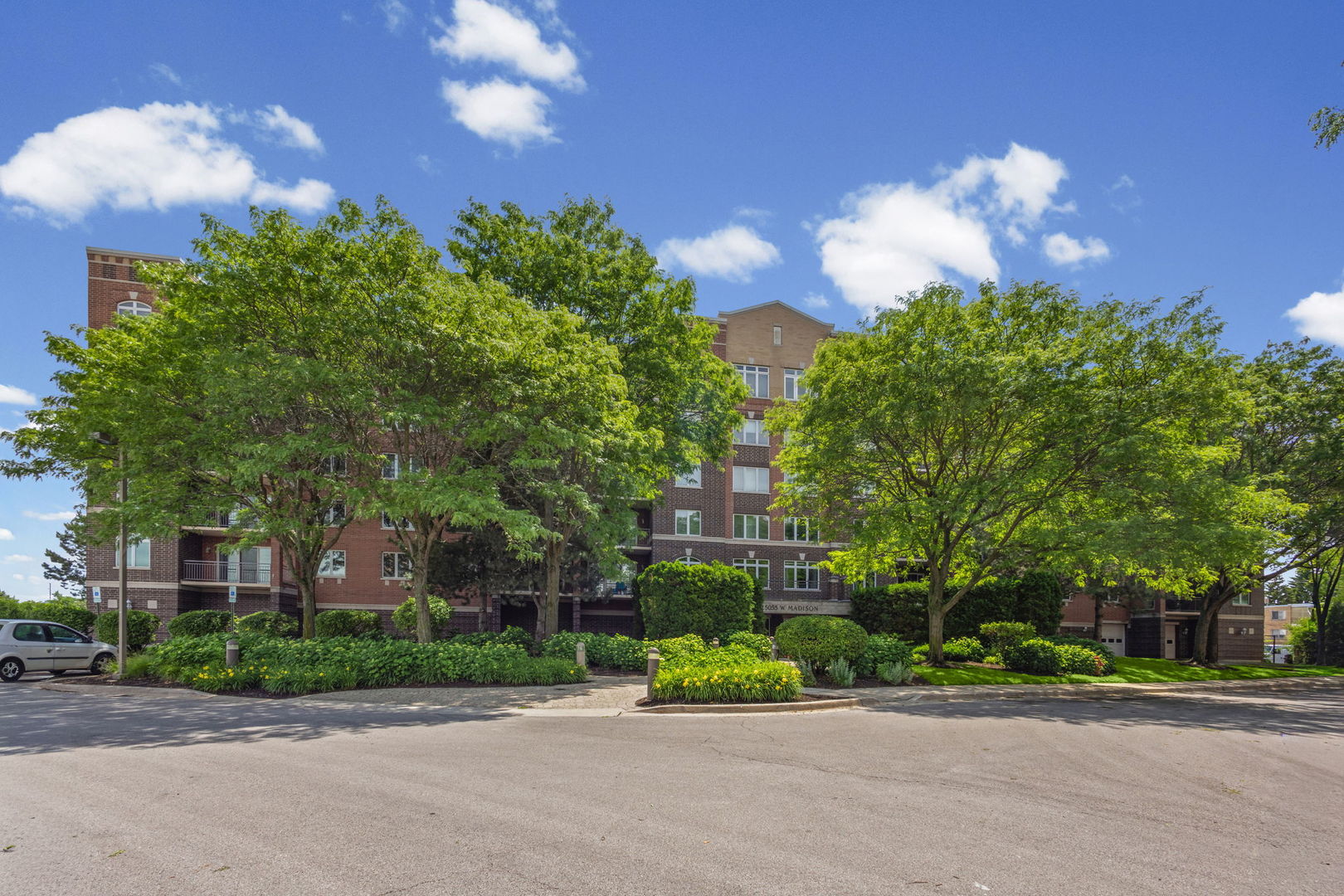5055 Madison Street Unit: 403