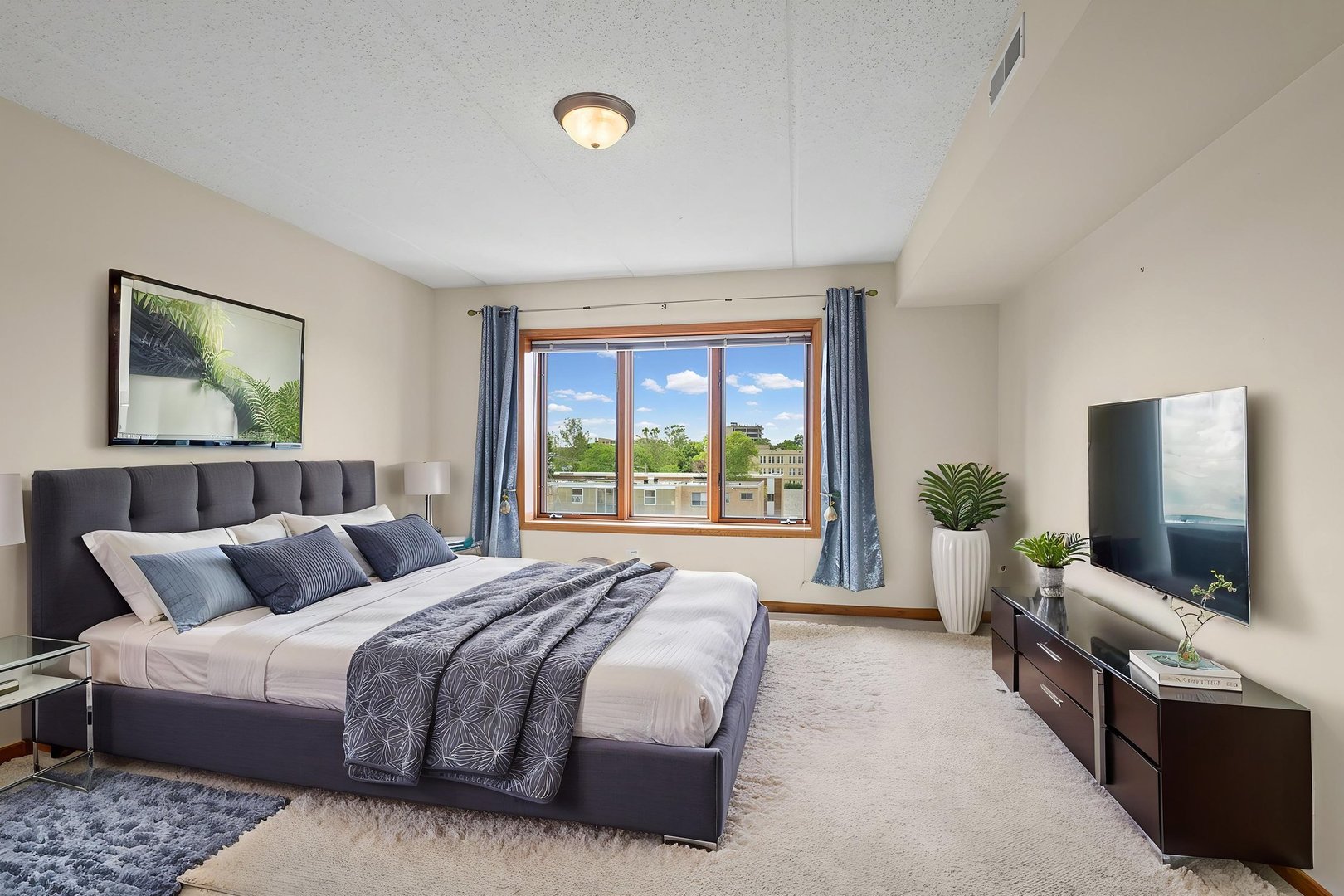 5055 Madison Street Unit: 403