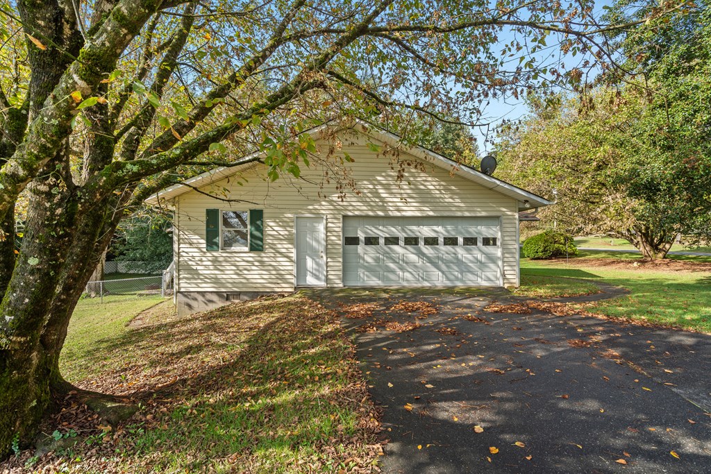 1045 Old Hwy 64 W, Hayesville