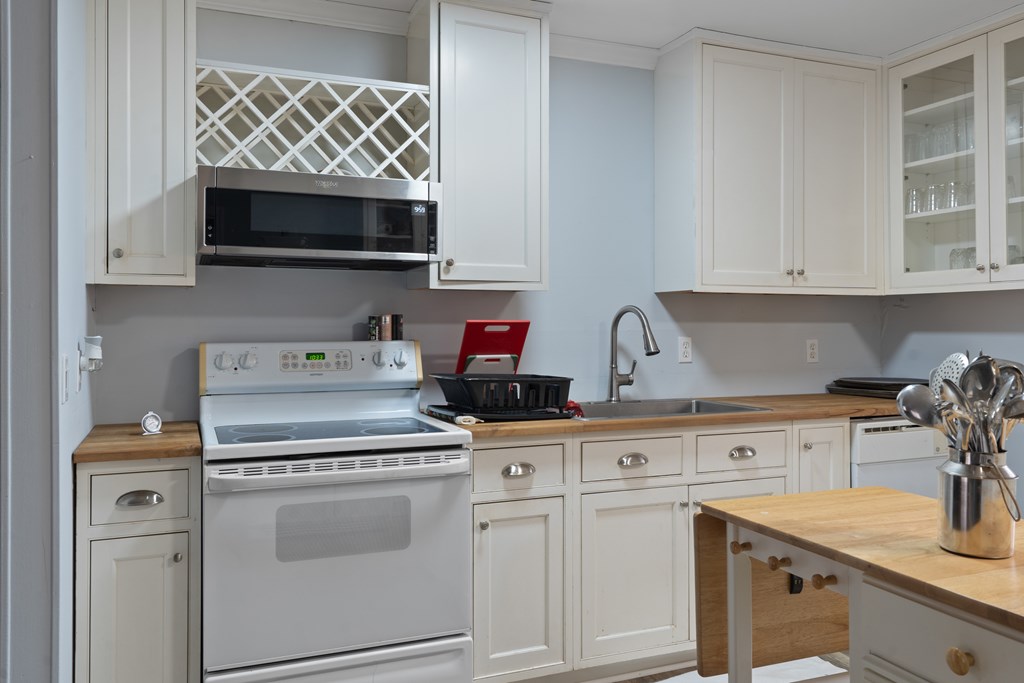 121 Brittany Pointe