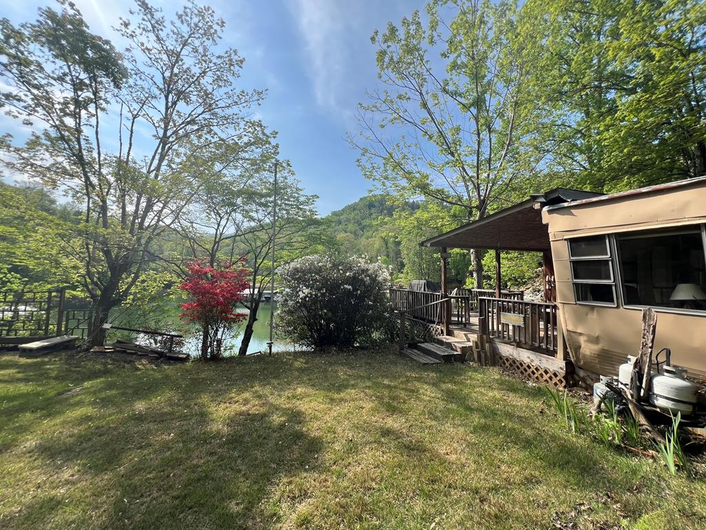208 Lakeview Dr
