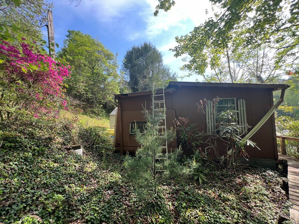 208 Lakeview Dr