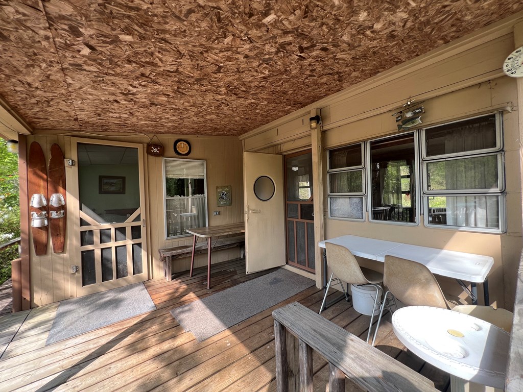 208 Lakeview Dr