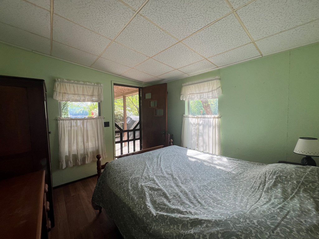 208 Lakeview Dr