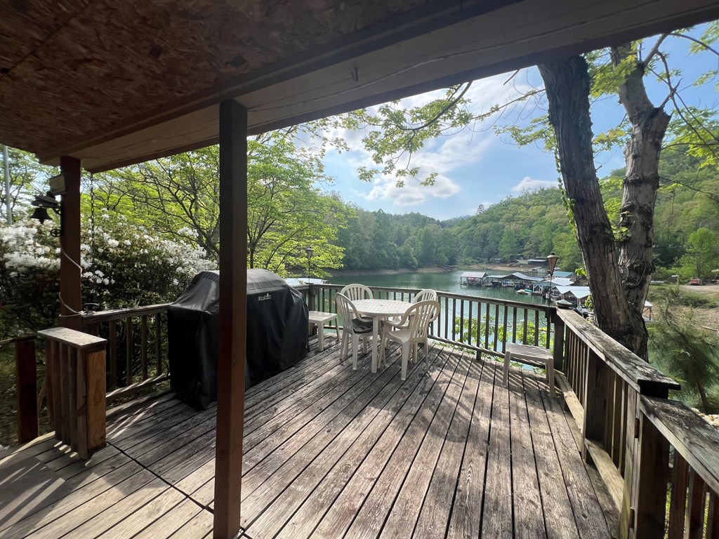 208 Lakeview Dr