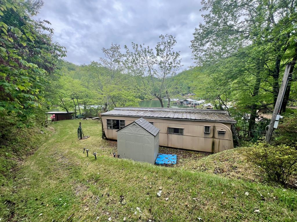 208 Lakeview Dr