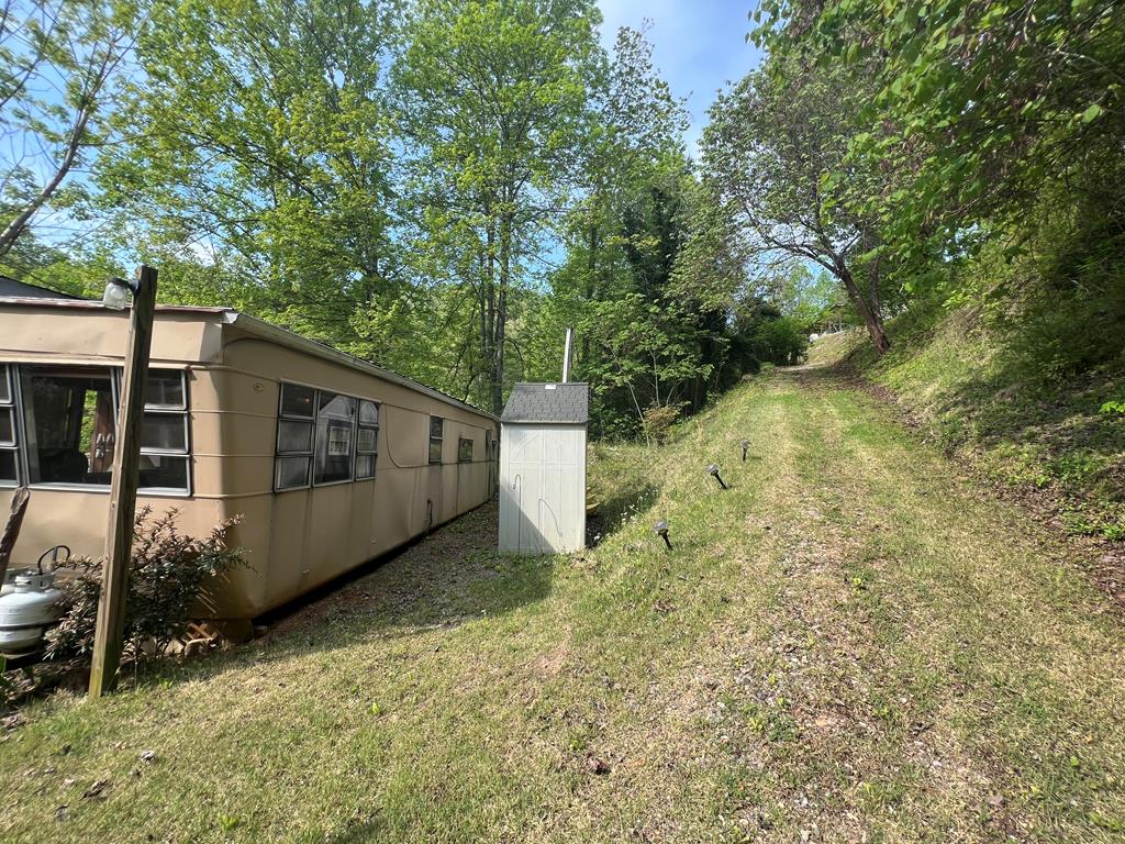 208 Lakeview Dr
