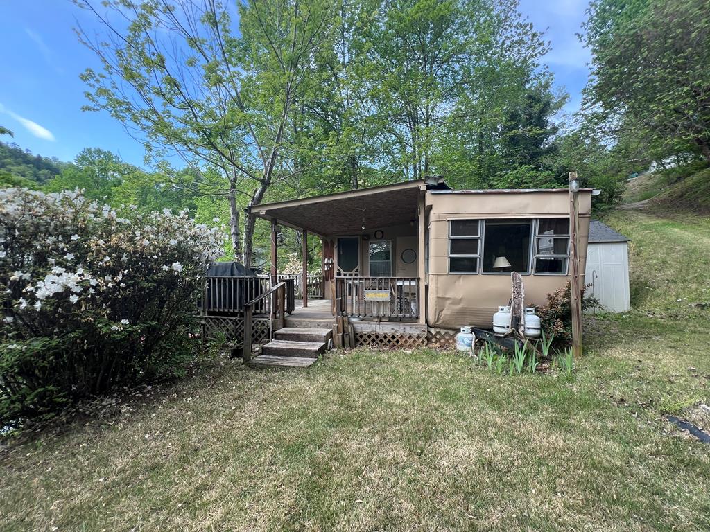 208 Lakeview Dr