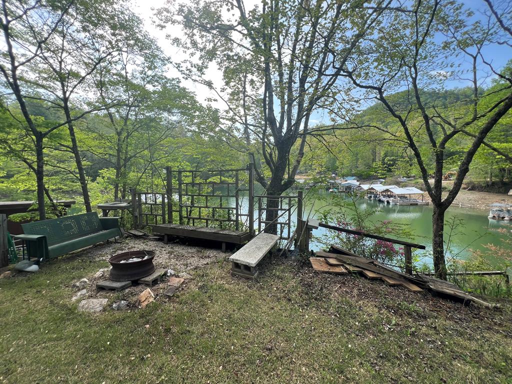 208 Lakeview Dr