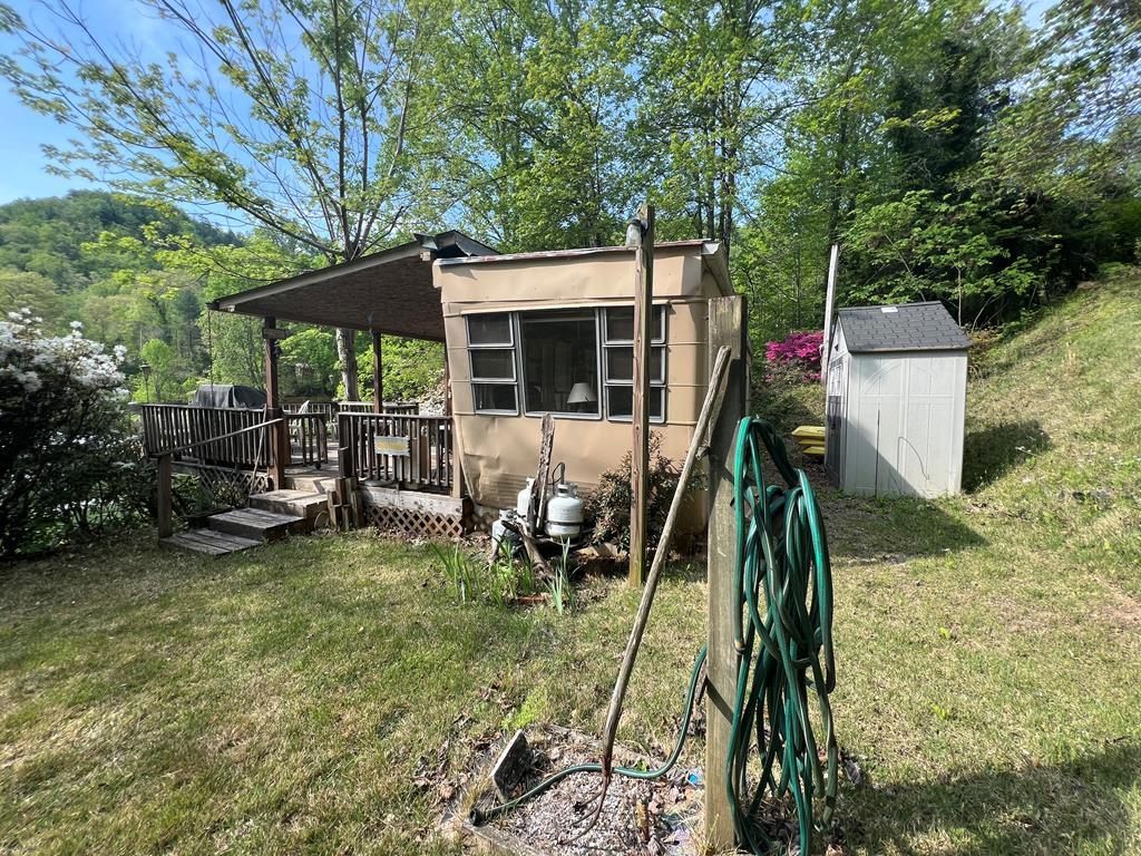 208 Lakeview Dr