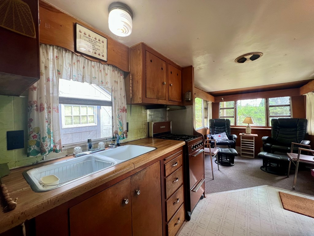 208 Lakeview Dr