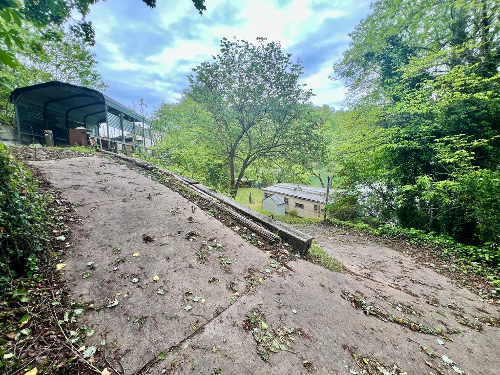 208 Lakeview Dr