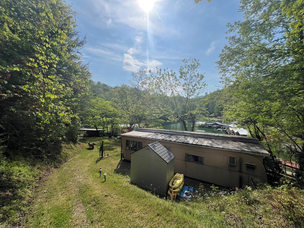 208 Lakeview Dr
