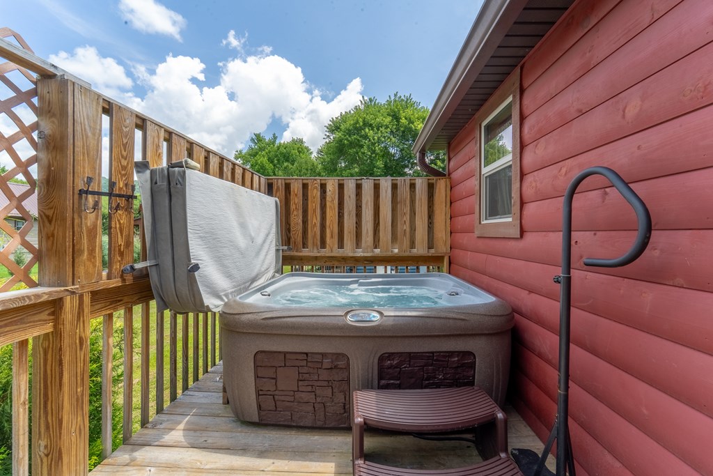 216 Toot Hollow Circle