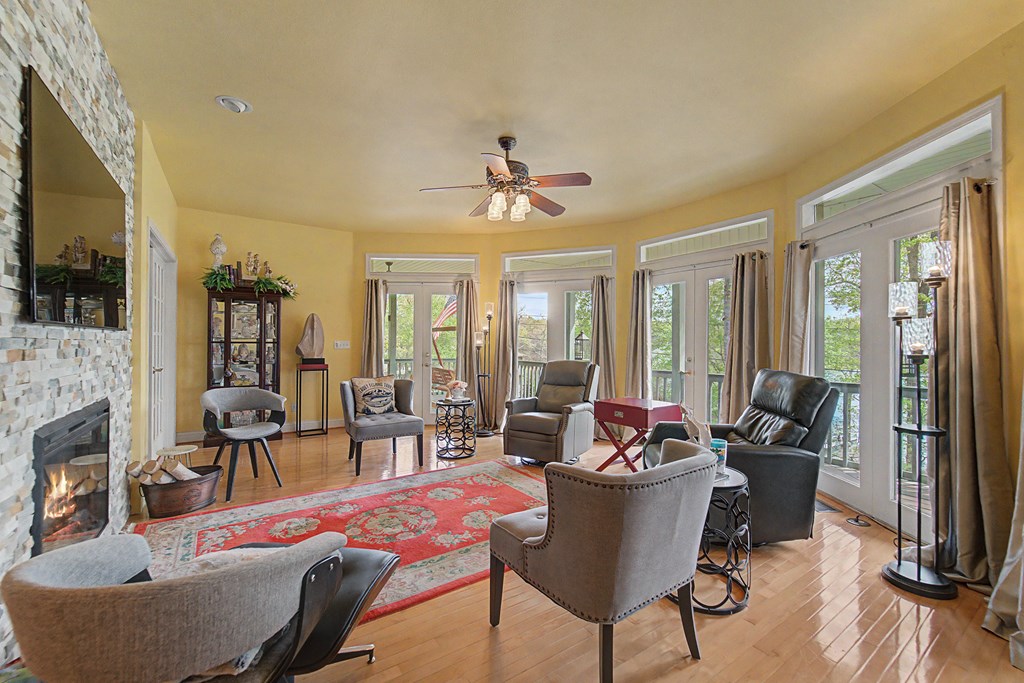 218 Lakeshore Drive