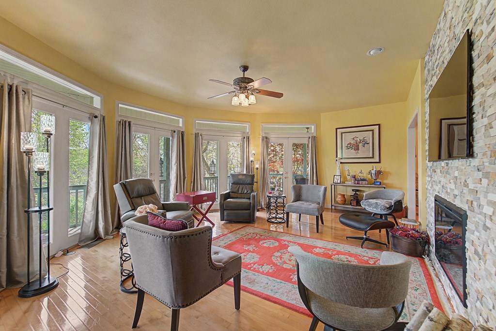 218 Lakeshore Drive