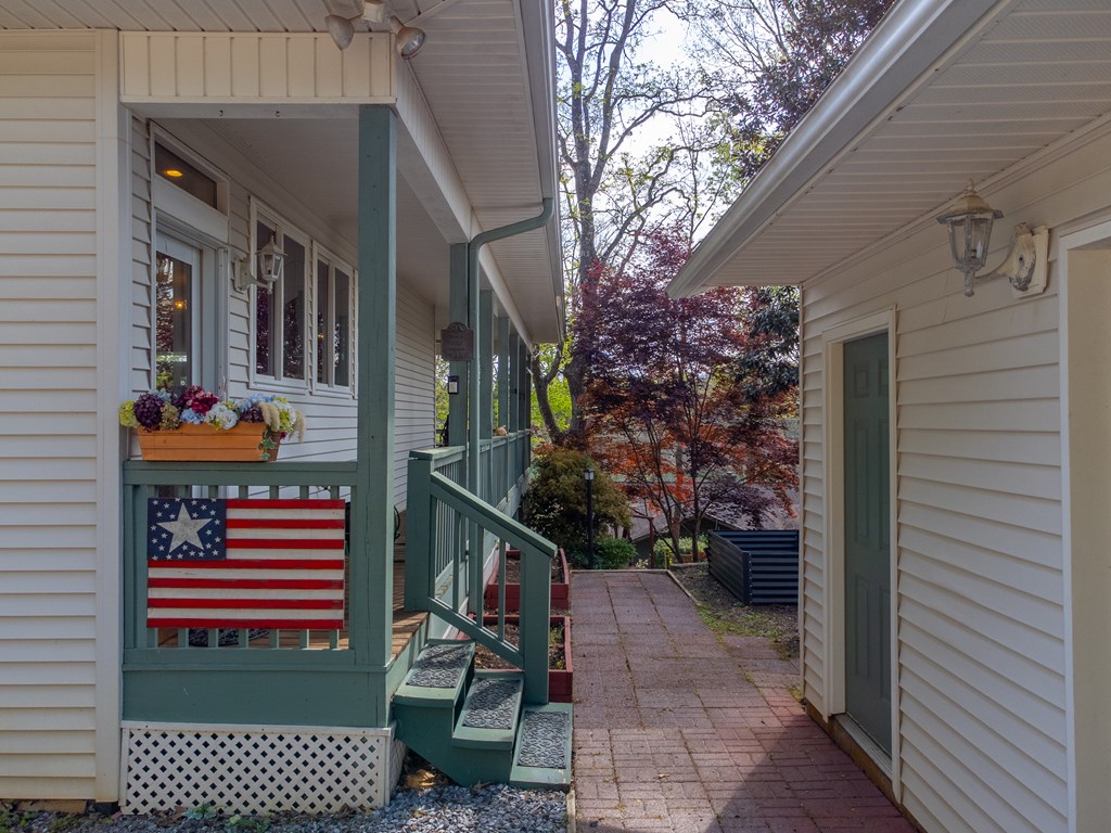 218 Lakeshore Drive