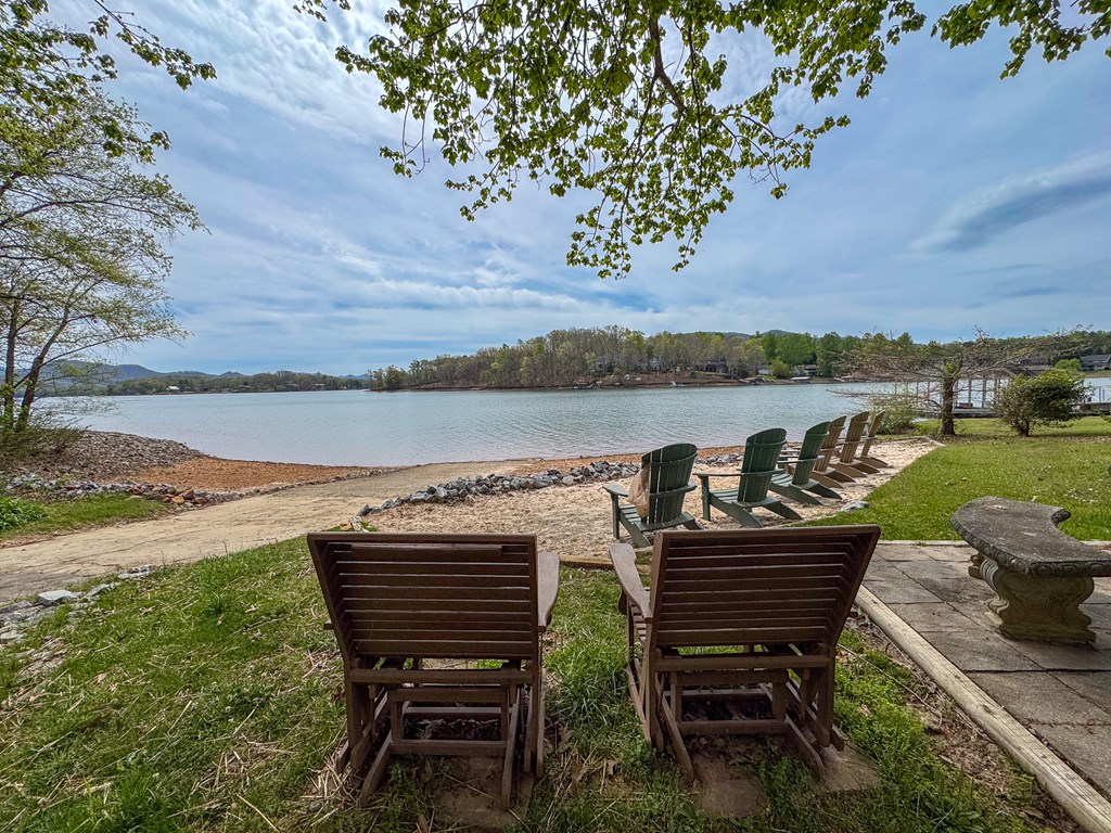 218 Lakeshore Drive
