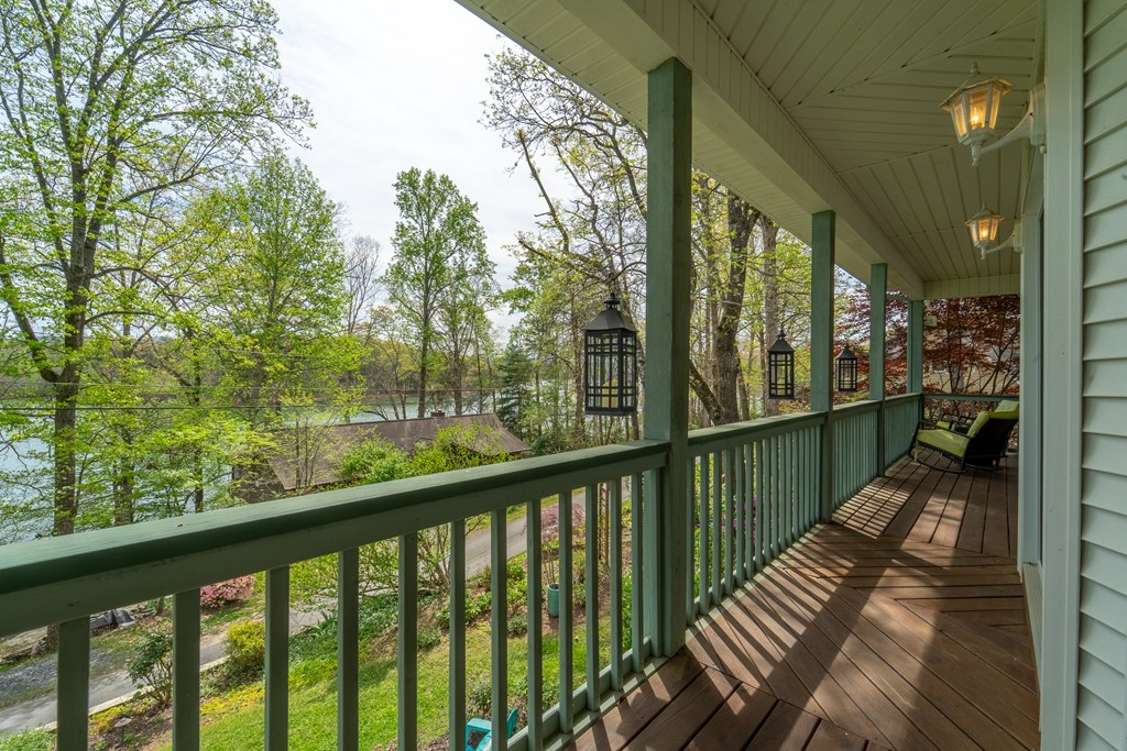 218 Lakeshore Drive