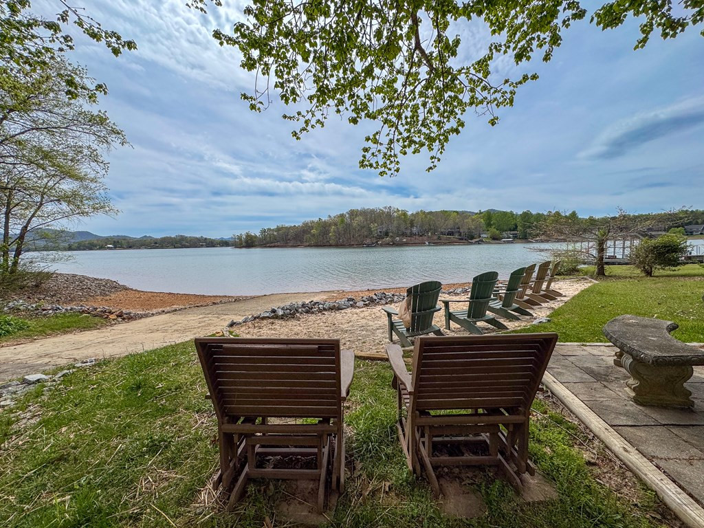 218 Lakeshore Drive