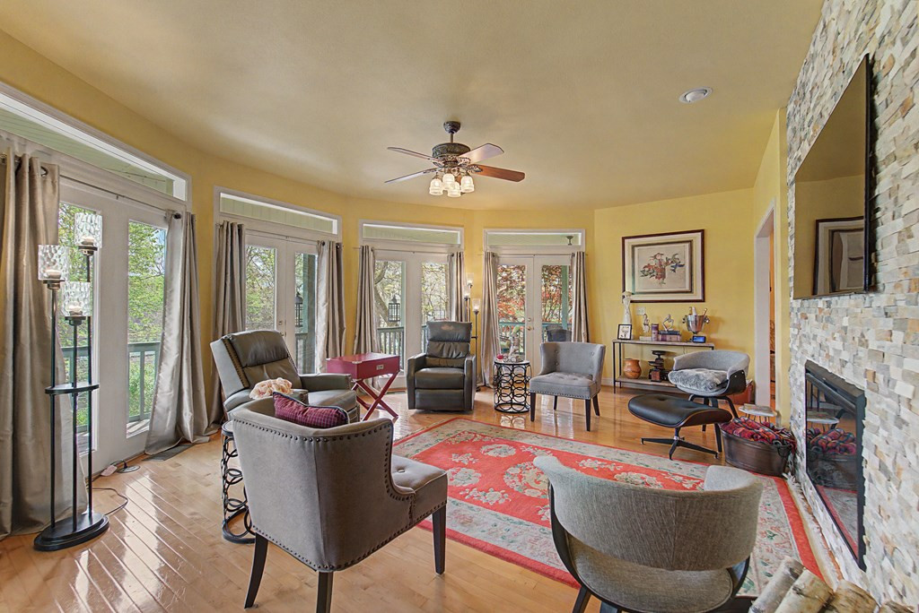 218 Lakeshore Drive