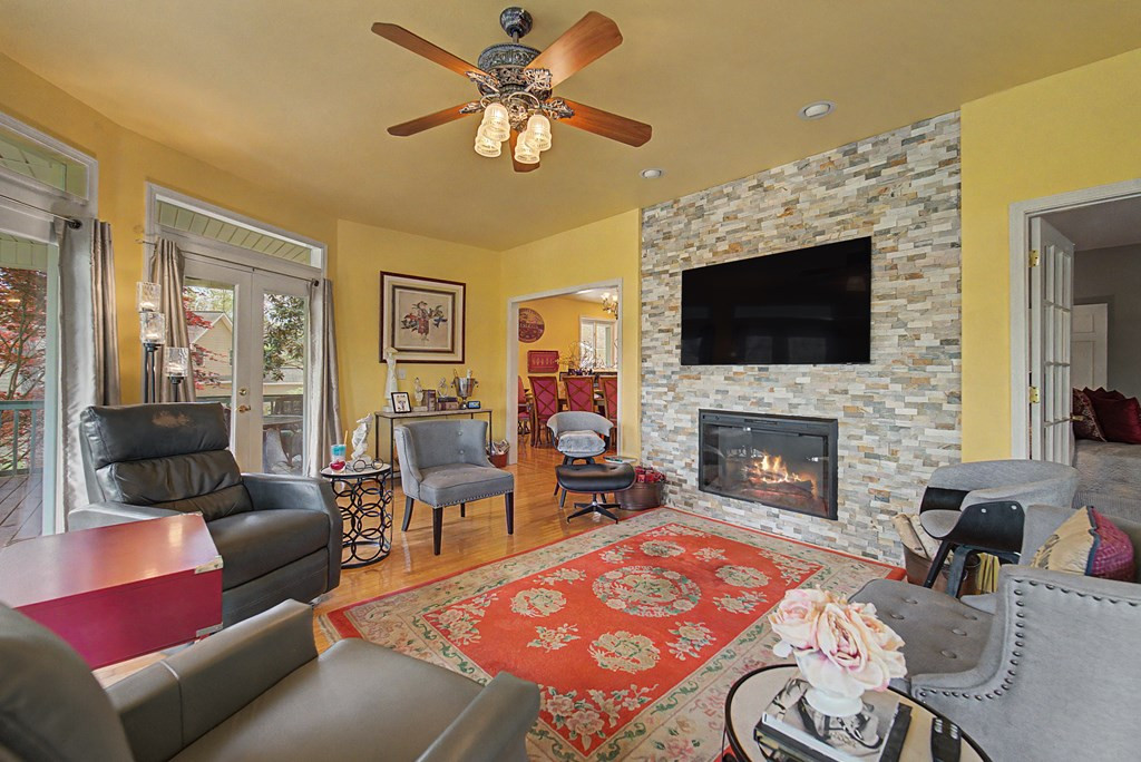 218 Lakeshore Drive