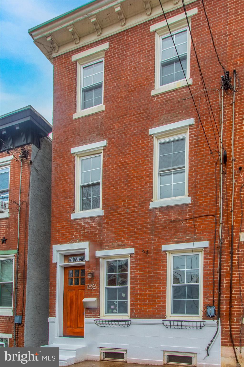 852 Almond St
