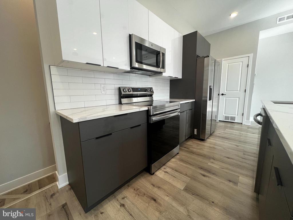 2710 RIDGE AVE #1