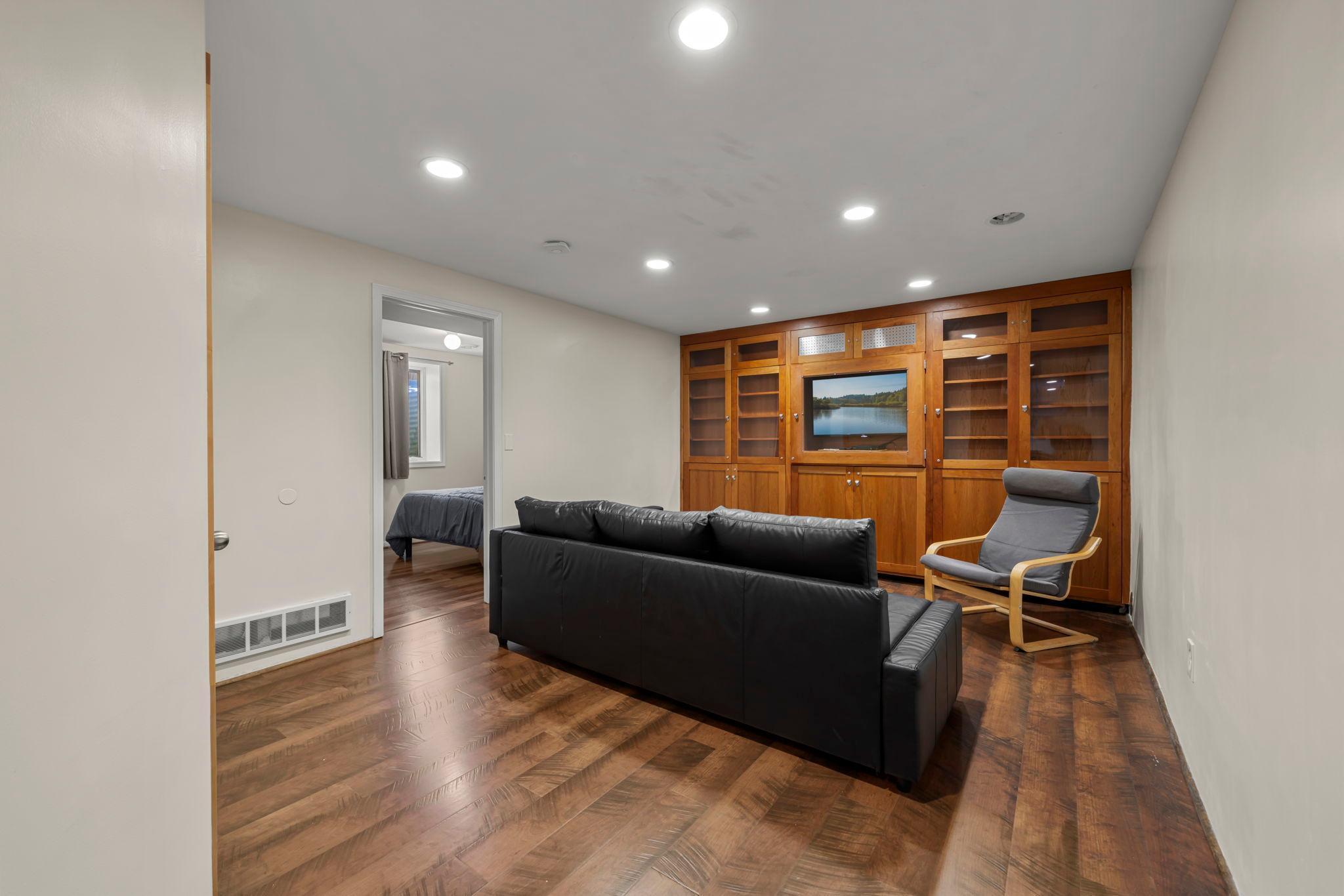 20 18th Avenue S