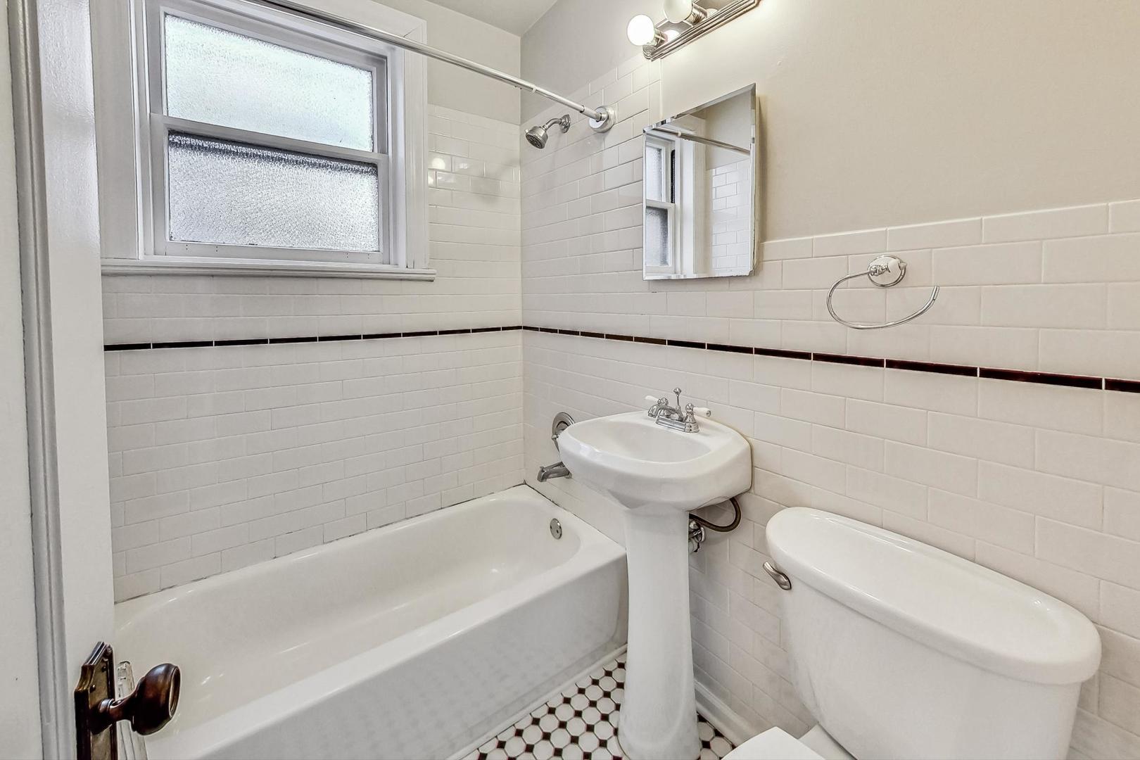1136 Ontario Street Unit: 1D