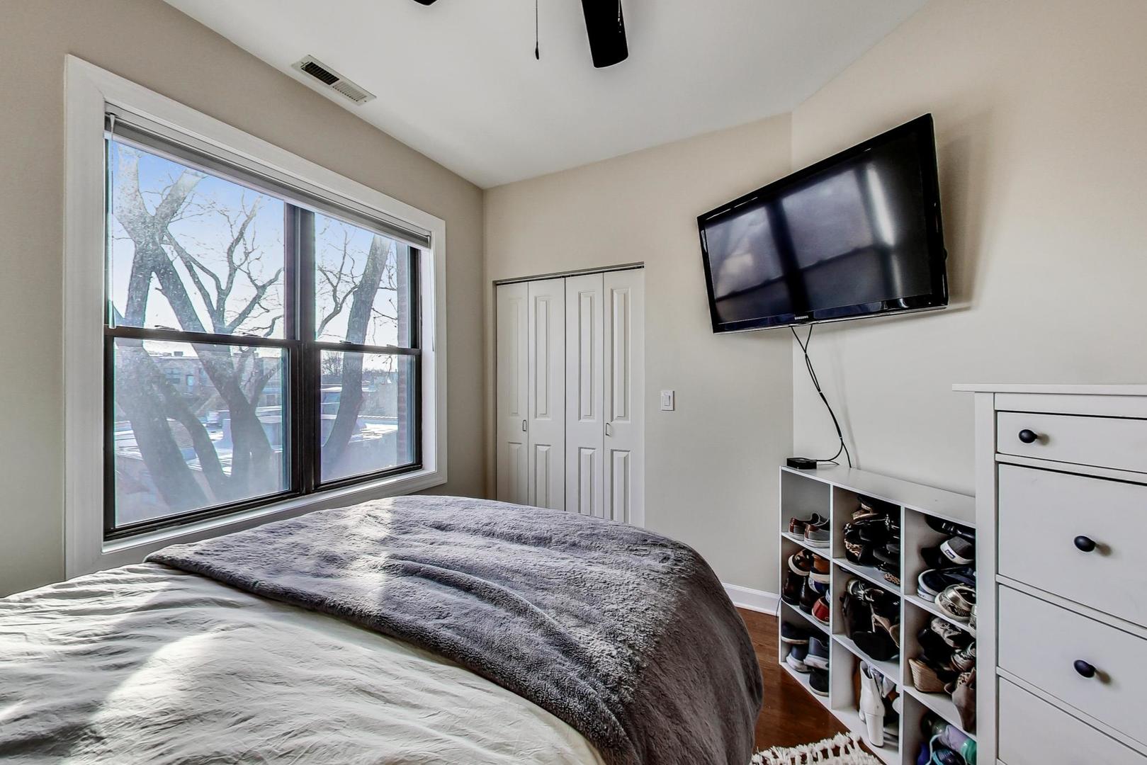 1902 W Byron Street Unit: 3