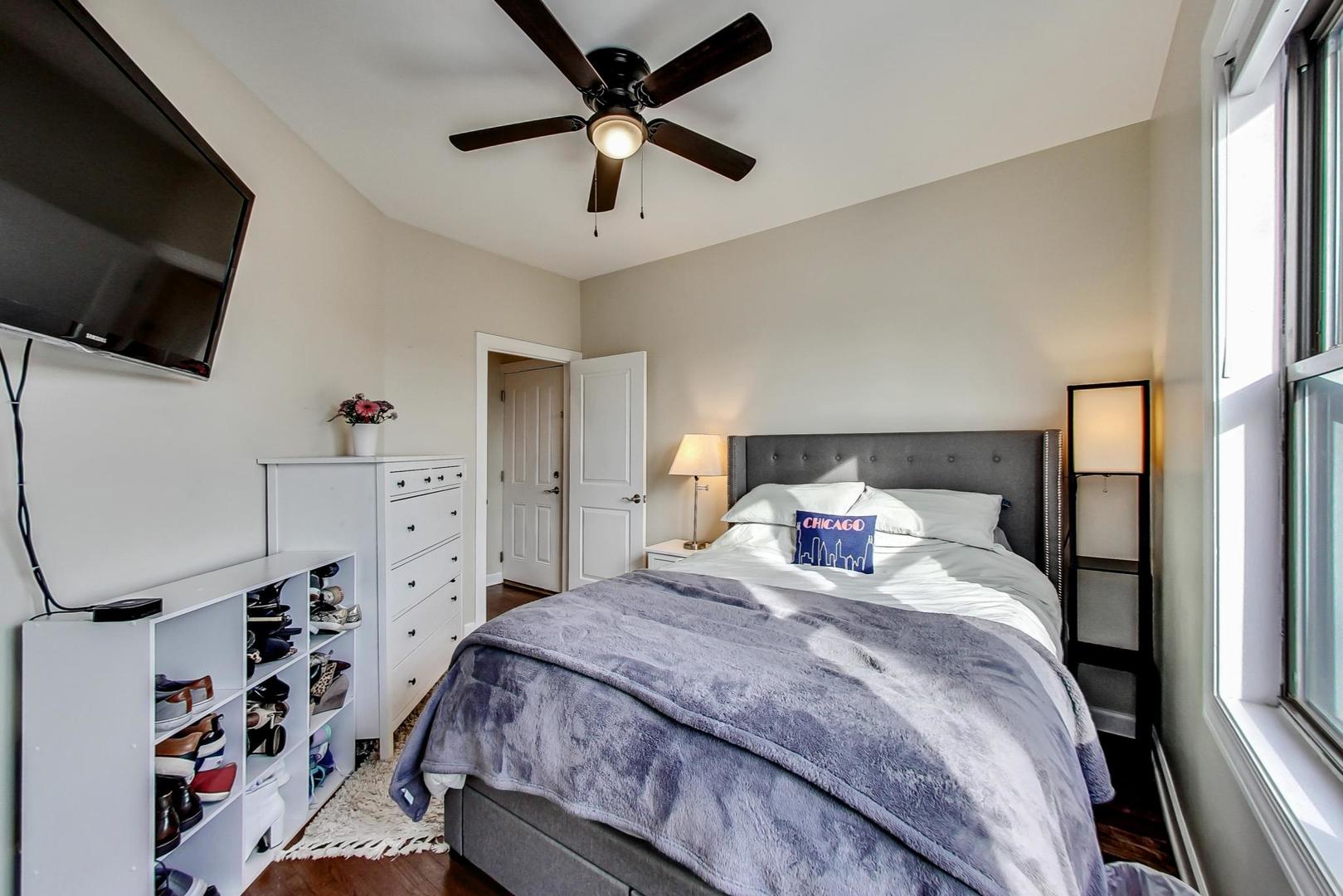 1902 W Byron Street Unit: 3
