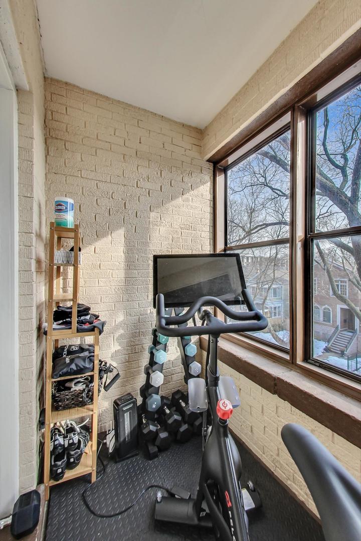 1902 W Byron Street Unit: 3