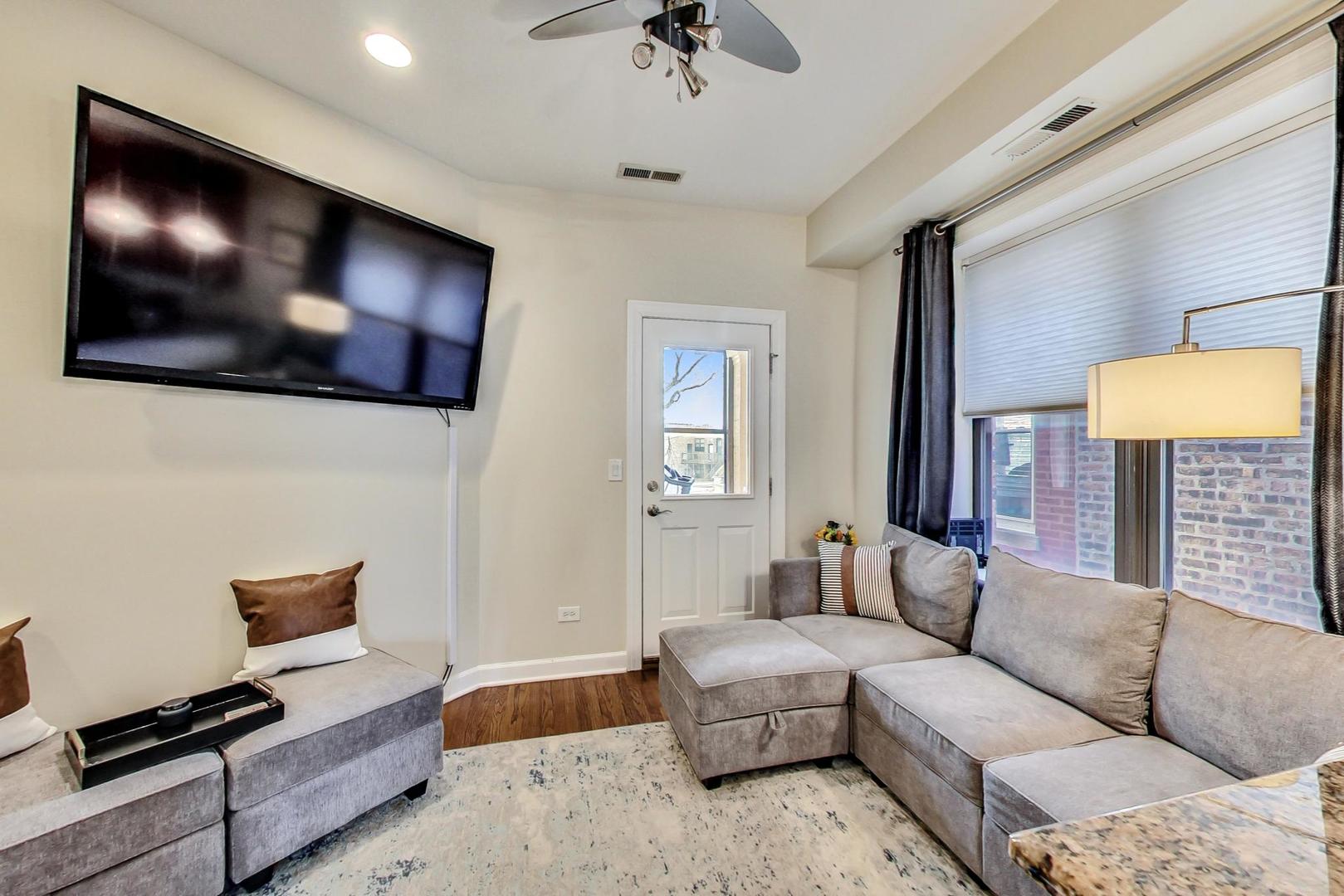 1902 W Byron Street Unit: 3