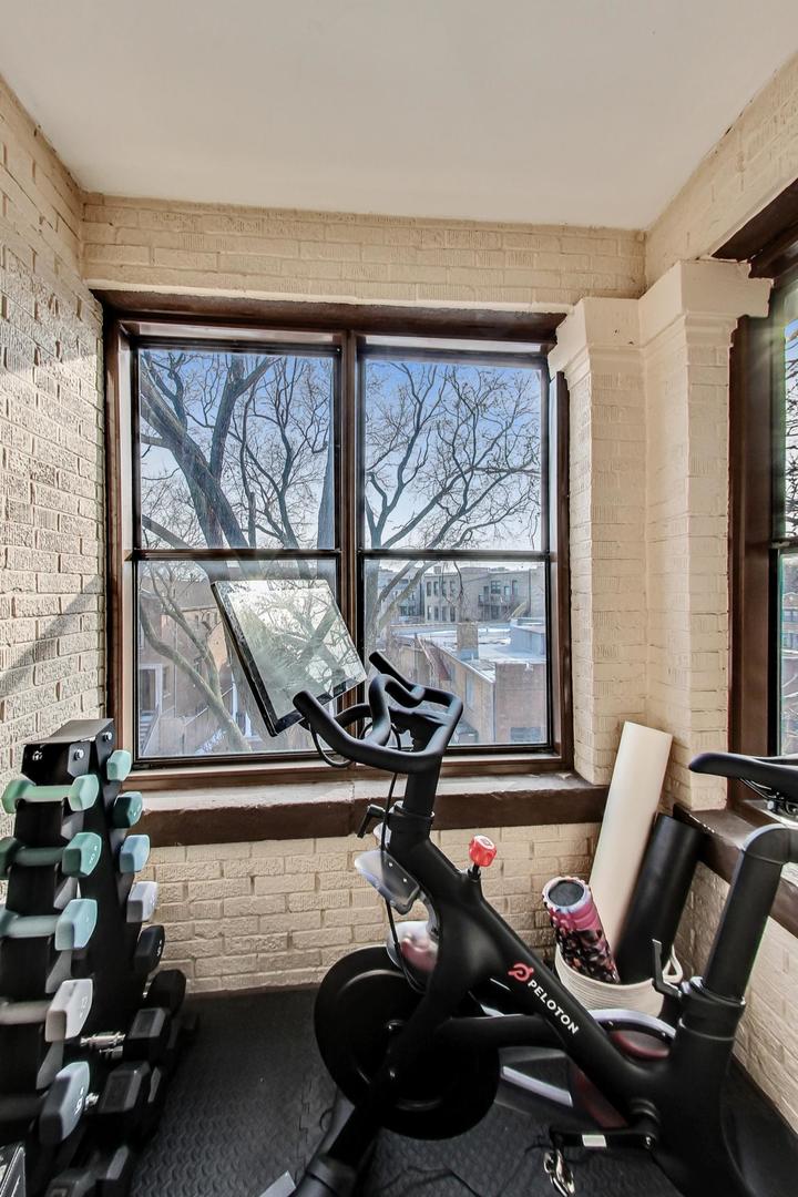1902 W Byron Street Unit: 3