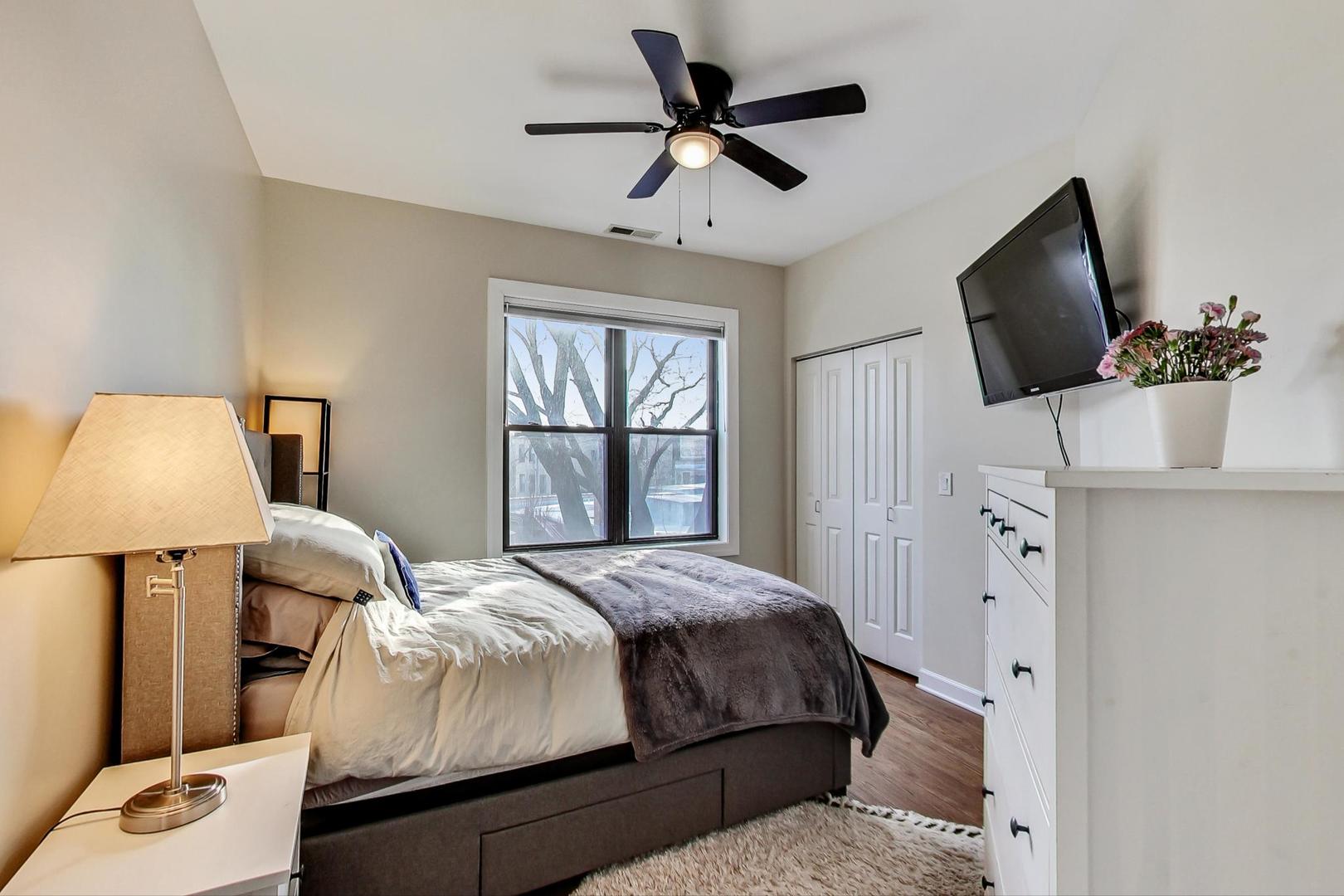 1902 W Byron Street Unit: 3