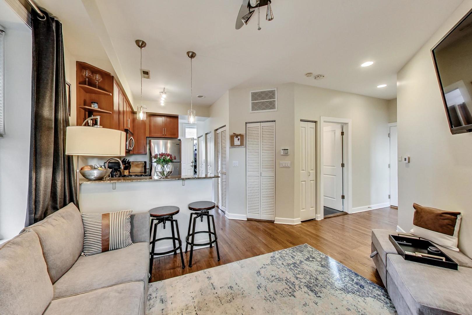 1902 W Byron Street Unit: 3