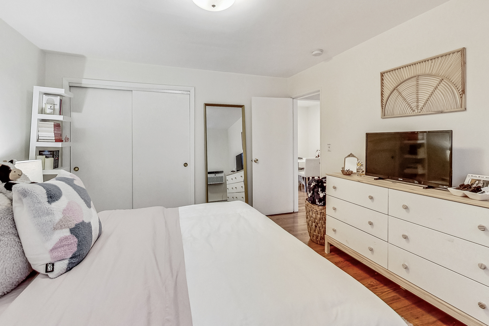 707 Hinman Avenue Unit: 2C